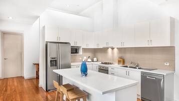 Fridge, oven, stovetop, dishwasher