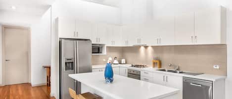 ثلاجة، فرن، موقد طهي مسطح، غسالة أطباق