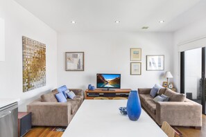 Smart TV, offices - 2-Bed Apartment with Parking & Balcony Near Trains (Yarraville)
