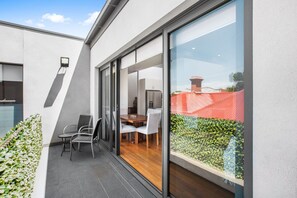 Outdoor dining - 2-Bed Apartment with Parking & Balcony Near Trains (Yarraville)