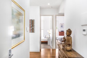 2 bedrooms, desk, iron/ironing board, bed sheets - 2-Bed Apartment with Parking & Balcony Near Trains (Yarraville)