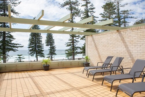 Beachfront Manly Apartment With Balcony & Parking