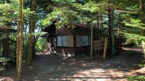 A cabin surrounded by trees, with a dirt path leading to it. - Cottage Karuizawa (Karuizawa)