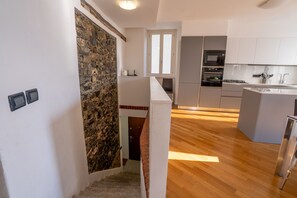 Kylskåp, mikrovågsugn, ugn och diskmaskin