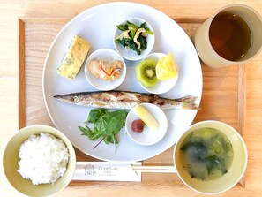 A meal with a fish, rice, soup, and various side dishes on a tray. - Oise Sun Cafe & Hotel (Hyuga)