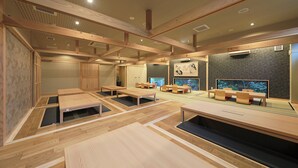 Een traditionele Japanse kamer met tatami matten, houten meubels en een groot aquarium.