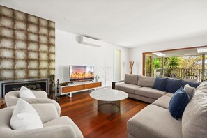 Smart TV, fireplace, ping pong, offices - Elegant 3-Bed Home with Games Room (North Balgowlah)