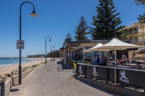 On the beach - Elegant 3-Bed Home from Sunny Glenelg Beach (Glenelg South)