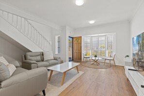 Smart TV - Elegant 3-Bed Home from Sunny Glenelg Beach (Glenelg South)