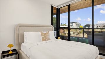 2 bedrooms, desk, iron/ironing board, internet