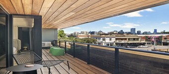 Bright 2-Bed Apartment in Fitzroy’s Heart