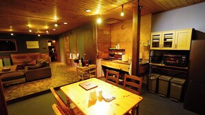 Un espace de vie agréable et compact, comprenant un coin repas, une kitchenette et un petit coin salon.