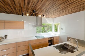 Frigobar, micro-ondas, cooktop