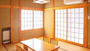 Een traditionele Japanse kamer met tatami matten, een lage tafel en schuifdeuren.