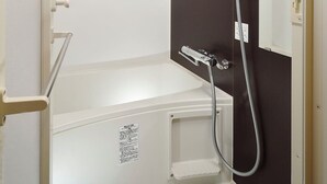 Un baño moderno con ducha, inodoro y lavabo.