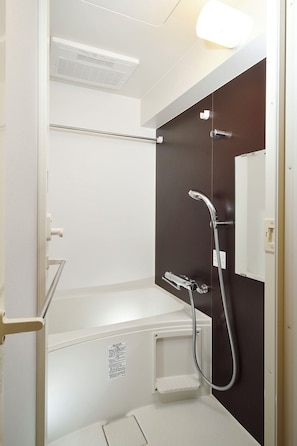 Une salle de bain moderne équipée d’une douche, de toilettes et d’un lavabo.