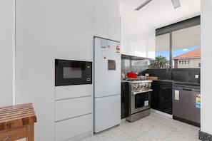Refrigerador, microondas, horno y parrilla de estufa