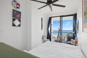 2 bedrooms, iron/ironing board, Internet, bed sheets - Bright Tamarama 2-Bed with Balcony Water View (Tamarama)