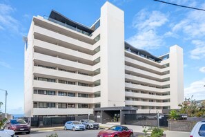 Exterior - Bright Tamarama 2-Bed with Balcony Water View (Tamarama)