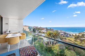 Outdoor dining - Bright Tamarama 2-Bed with Balcony Water View (Tamarama)