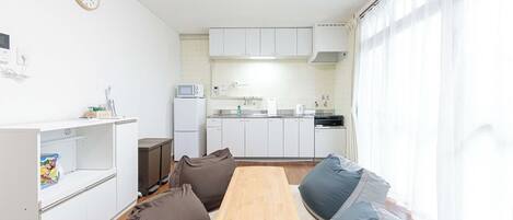 Mini réfrigérateur, micro-ondes, plaque de cuisson