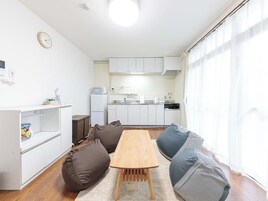 Geladeira, micro-ondas, cooktop, talheres/pratos/utensílios de cozinha