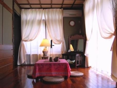 Parte interna. Milk-ya Women-only Guest House