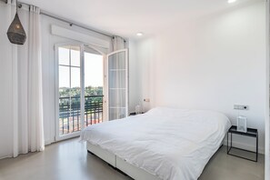 2 bedrooms, iron/ironing board, internet, bed sheets