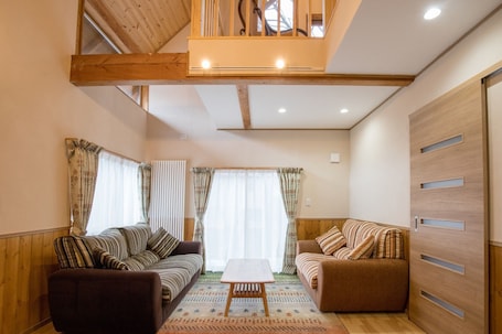 Área de estar. Kudo's Lodge