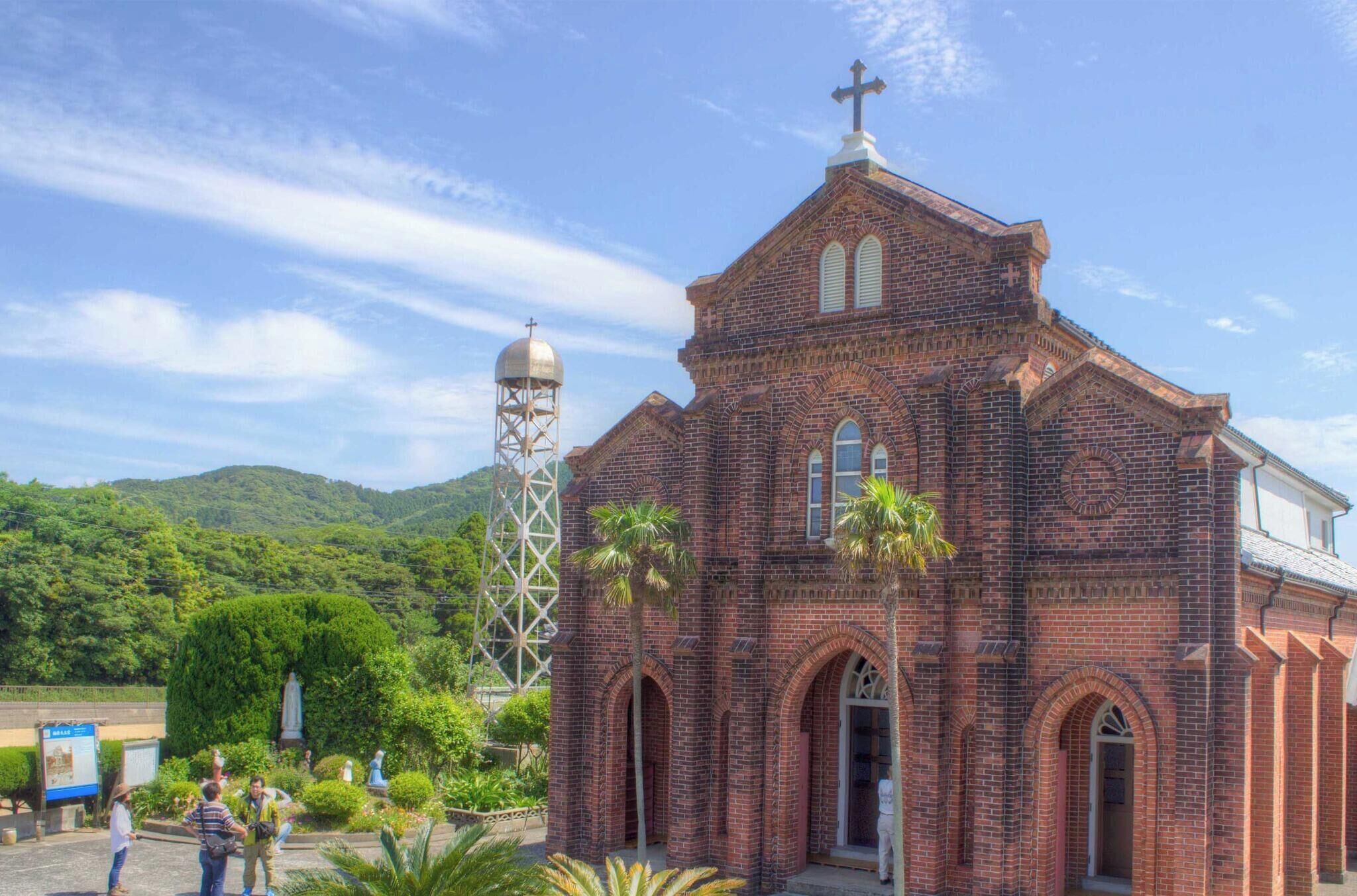 Una chiesa con un campanile e finestre ad arco.