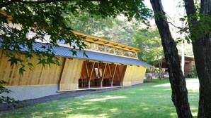 A wooden building with a sloped roof and large windows. - Rita's Ranch Minami Karuizawa (Karuizawa)