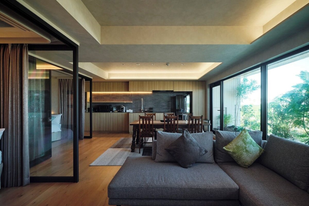 Deluxe Suite, Partial Ocean View | Living area
