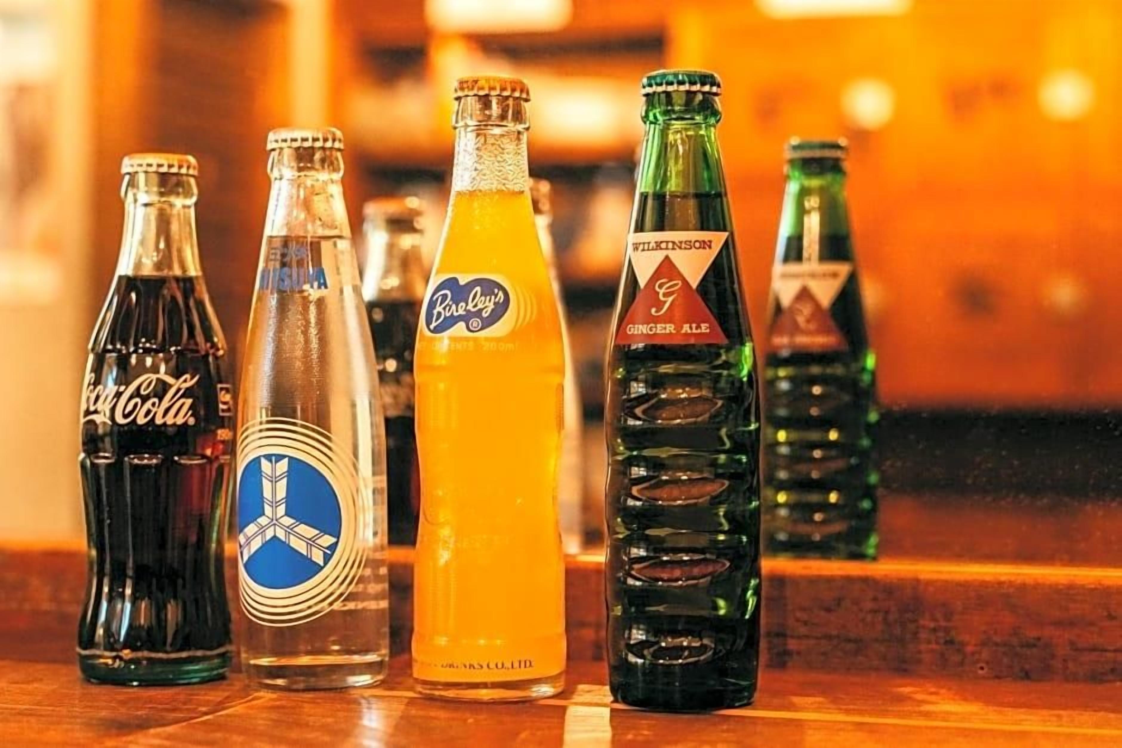 On peut voir une variété de bouteilles de boissons sur le comptoir d’un bar.