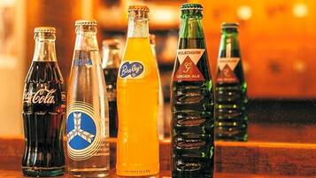 On peut voir une variété de bouteilles de boissons sur le comptoir d’un bar.