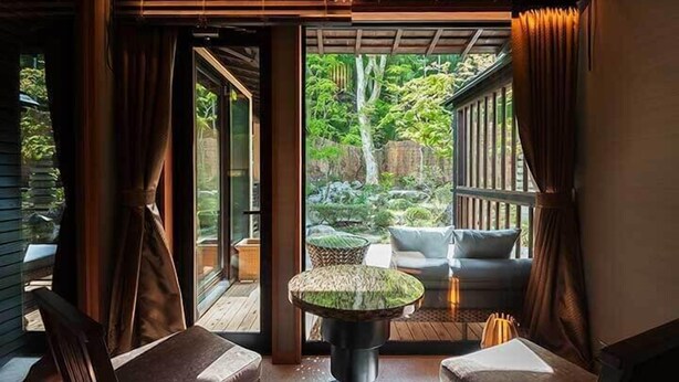 A room with a view of a garden, a round table, and a sofa. - Tokisumika (Komagane)