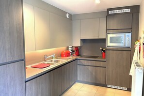 Kühlschrank, Mikrowelle, Herdplatte, Geschirrspüler