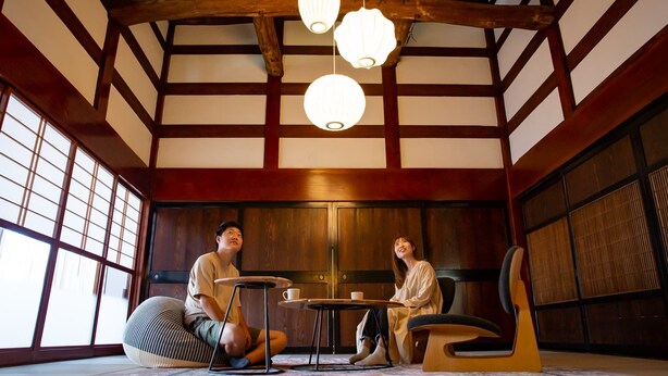 Een traditionele Japanse kamer met tatami vloeren, een lage tafel en een zachte zithoek.
