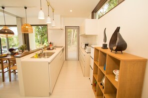 Geladeira, micro-ondas, cooktop, talheres/pratos/utensílios de cozinha