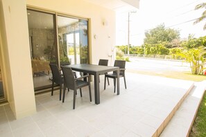 Outdoor dining - K's Casa Onna Village (Onna)