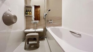 A modern bathroom with a bathtub, a toilet, a sink, and a shower. - Canadian Village Montreal (Omachi)