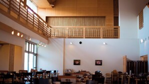 A spacious dining area with high ceilings and a mezzanine level. - Ryokan Kobushi (Nantan)