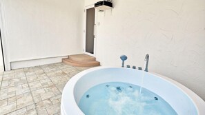 Indoor spa tub - Sesoko Villa (Motobu)