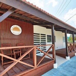 Outdoor dining - Sesoko Villa (Motobu)