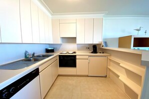 Fridge, microwave, oven, stovetop - Sea-view apartment on Zeedijk (NIEUWPOORT)