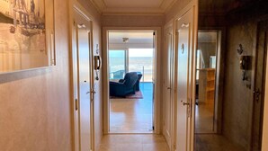 A hallway leading to a balcony with a view of the sea. - Sea-view apartment on Zeedijk (NIEUWPOORT)
