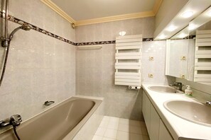 Bathroom - Sea-view apartment on Zeedijk (NIEUWPOORT)