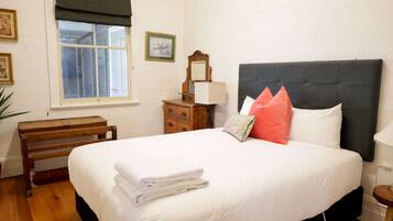 Fer et planche Ă repasser, accĂšs Internet, draps fournis