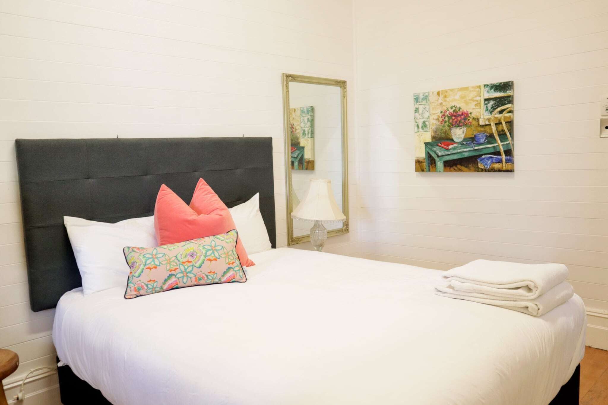 Iron/ironing board, Internet, bed sheets