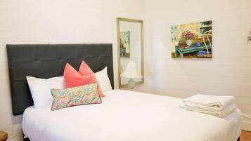 Iron/ironing board, Internet, bed sheets