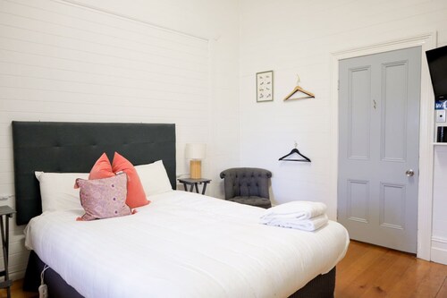 Spacious 4-Bed Home in Central Tenterfield